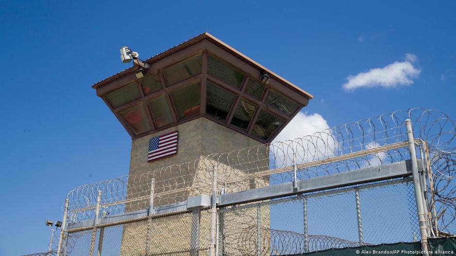 drones militares — Una vista del control tower en la base naval de Guantánamo, Cuba. Foto de: © Alex Brandon/AP/picture alliance