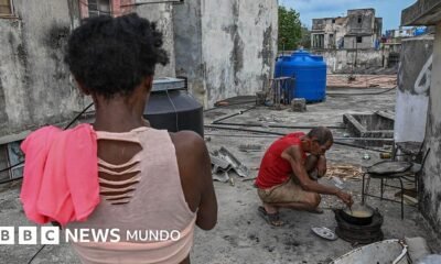 bloqueo estadounidense — Un hombre cocina en un fogón de leña durante un apagón en marzo de 2026.. Tomada por: BBC Mundo