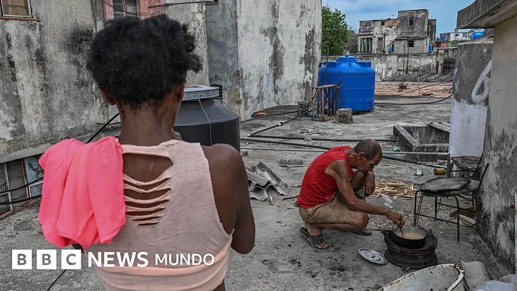 bloqueo estadounidense — Un hombre cocina en un fogón de leña durante un apagón en marzo de 2026.. Tomada por: BBC Mundo