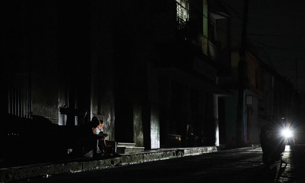 Cuba colapso transición — Unos niños con un móvil durante un apagón en Matanzas, Cuba, el pasado 6 de abril. Foto de: AFP / Getty Images