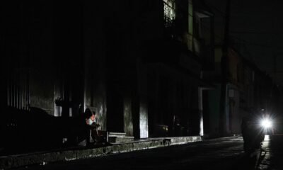 Cuba colapso transición — Unos niños con un móvil durante un apagón en Matanzas, Cuba, el pasado 6 de abril. Foto de: AFP / Getty Images
