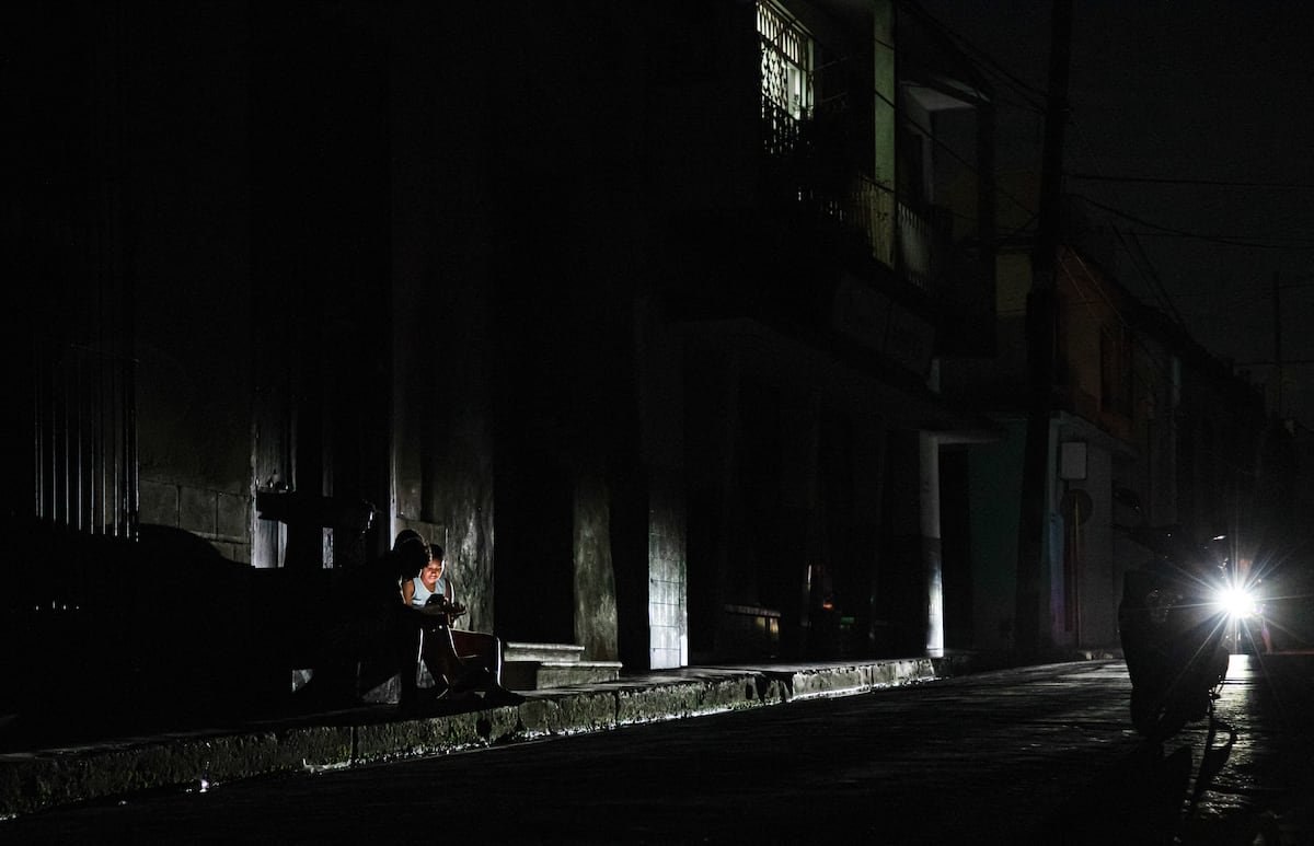 Cuba colapso transición — Unos niños con un móvil durante un apagón en Matanzas, Cuba, el pasado 6 de abril. Foto de: AFP / Getty Images