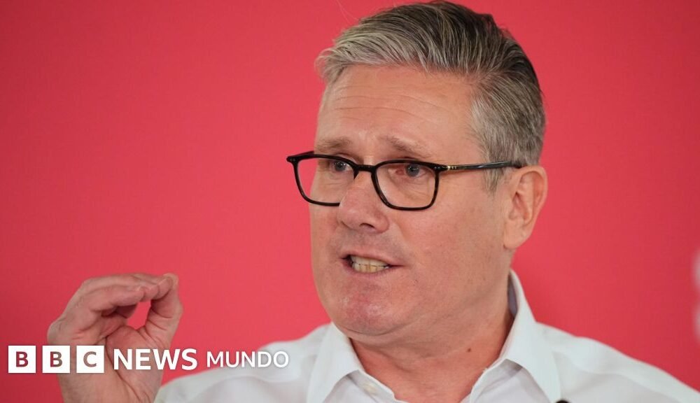 derrota electoral — El primer ministro británico, Keir Starmer, con gafas y una camisa blanca, en una comparecencia, intentando explicarse