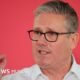 derrota electoral — El primer ministro británico, Keir Starmer, con gafas y una camisa blanca, en una comparecencia, intentando explicarse