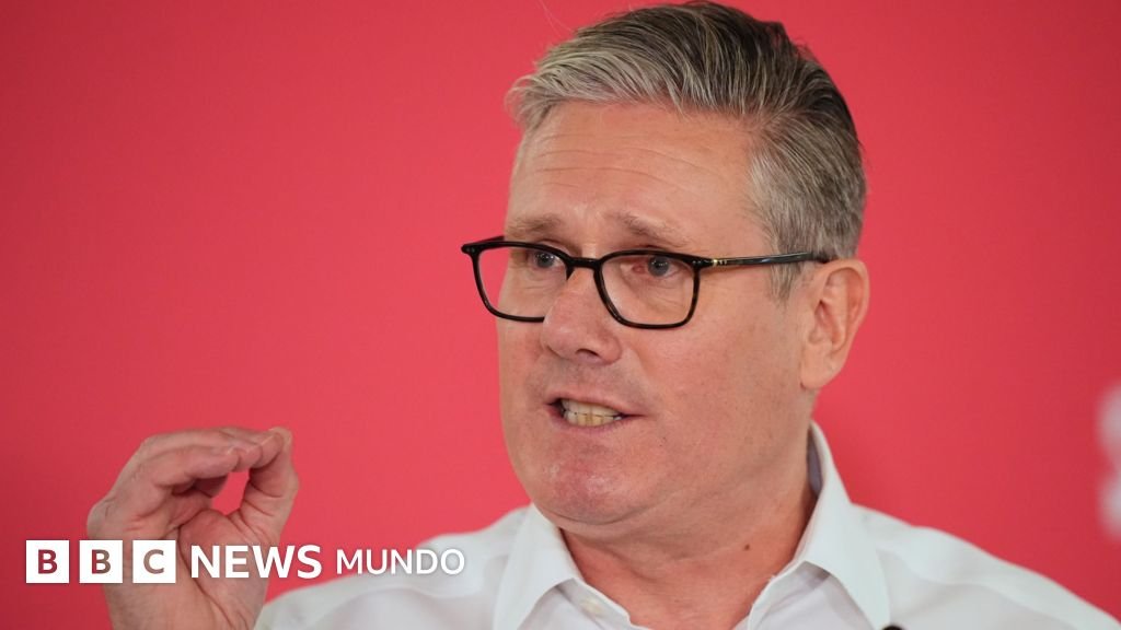 derrota electoral — El primer ministro británico, Keir Starmer, con gafas y una camisa blanca, en una comparecencia, intentando explicarse