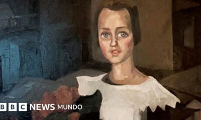 Detective halla pintura — Rebanada de una pintura que se cree es de Toon Kelder's 'Portrait of a Young Girl' muestra a una niña en un vestido blanco con mangas negras sosteniendo lo que parece ser un ramo de flores rojas. Tiene el cabello castaño y los ojos azules y está sentada.