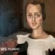 Detective halla pintura — Rebanada de una pintura que se cree es de Toon Kelder's 'Portrait of a Young Girl' muestra a una niña en un vestido blanco con mangas negras sosteniendo lo que parece ser un ramo de flores rojas. Tiene el cabello castaño y los ojos azules y está sentada.