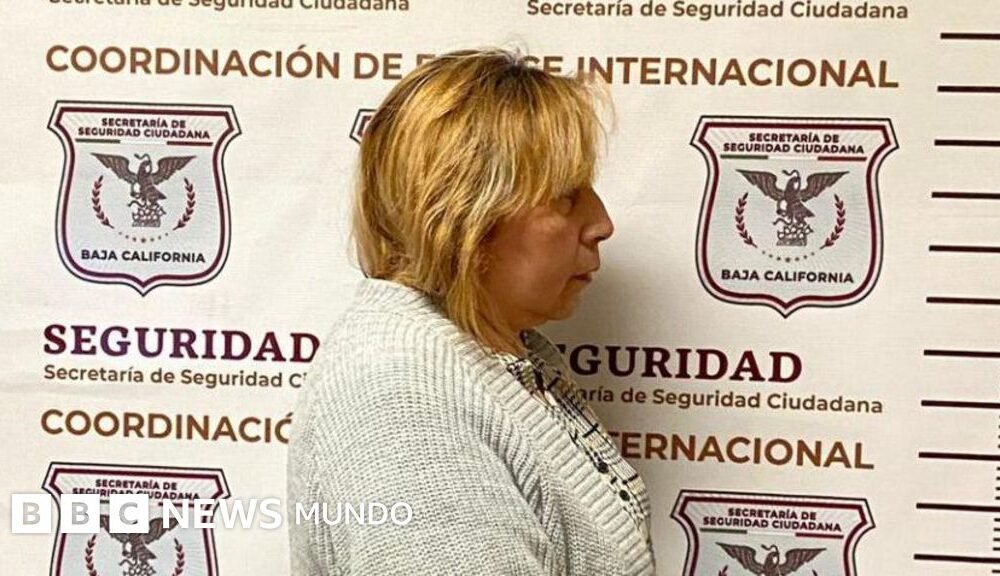 Doña Lupe — Ofelia Hernández Salas en una fotografía policial, con las manos esposadas y un suéter gris, tras su detención en Mexicali, Baja California, México, en marzo de 2023.. Tomada por: BBC Mundo