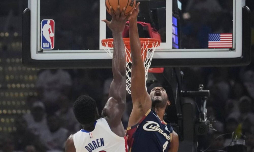 Donovan Mitchell — Evan Mobley tapona el intento de lanzamiento de Jalen Duren en el Cavs-Pistons. LAPRESSE