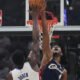Donovan Mitchell — Evan Mobley tapona el intento de lanzamiento de Jalen Duren en el Cavs-Pistons. LAPRESSE
