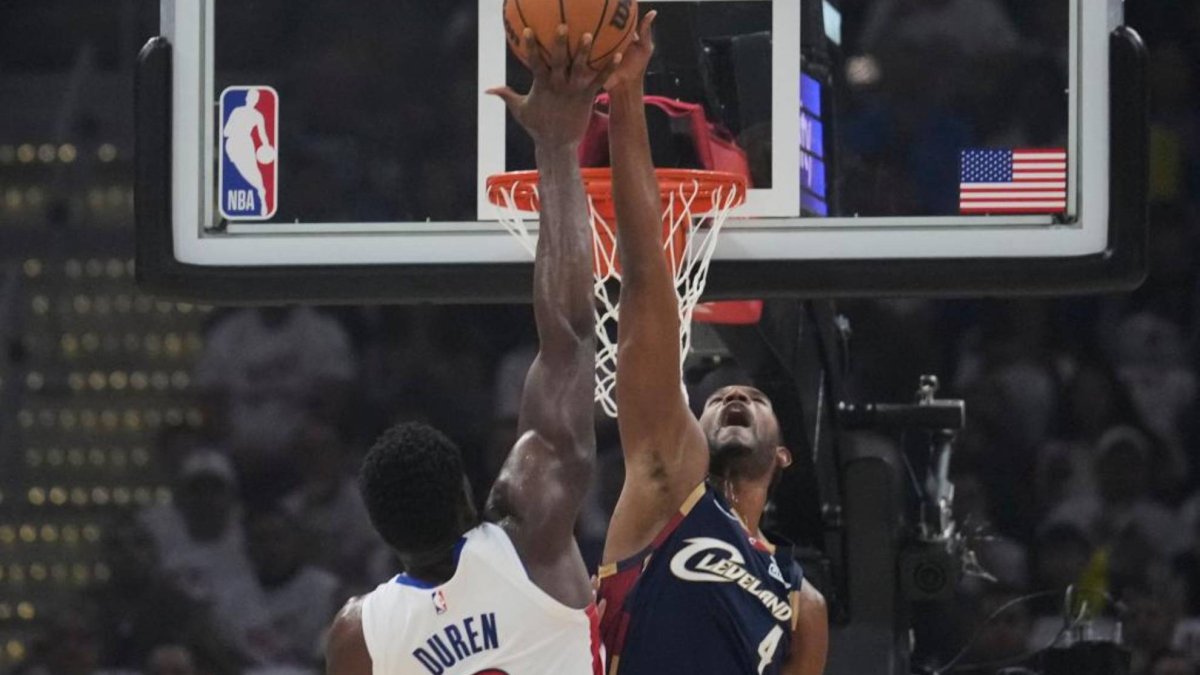 Donovan Mitchell — Evan Mobley tapona el intento de lanzamiento de Jalen Duren en el Cavs-Pistons. LAPRESSE