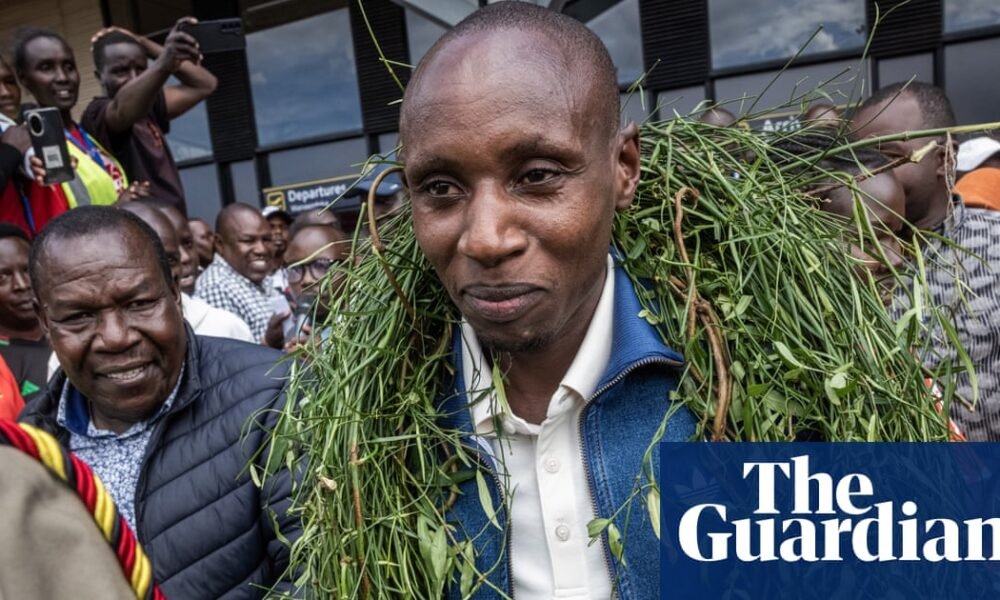 dos horas — Sabastian Sawe es recibido en el aeropuerto de Eldoret por amigos, familia y autoridades locales. Foto: Ed Ram/Getty Images