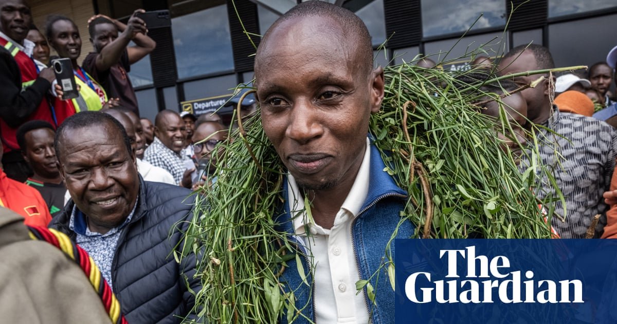 dos horas — Sabastian Sawe es recibido en el aeropuerto de Eldoret por amigos, familia y autoridades locales. Foto: Ed Ram/Getty Images