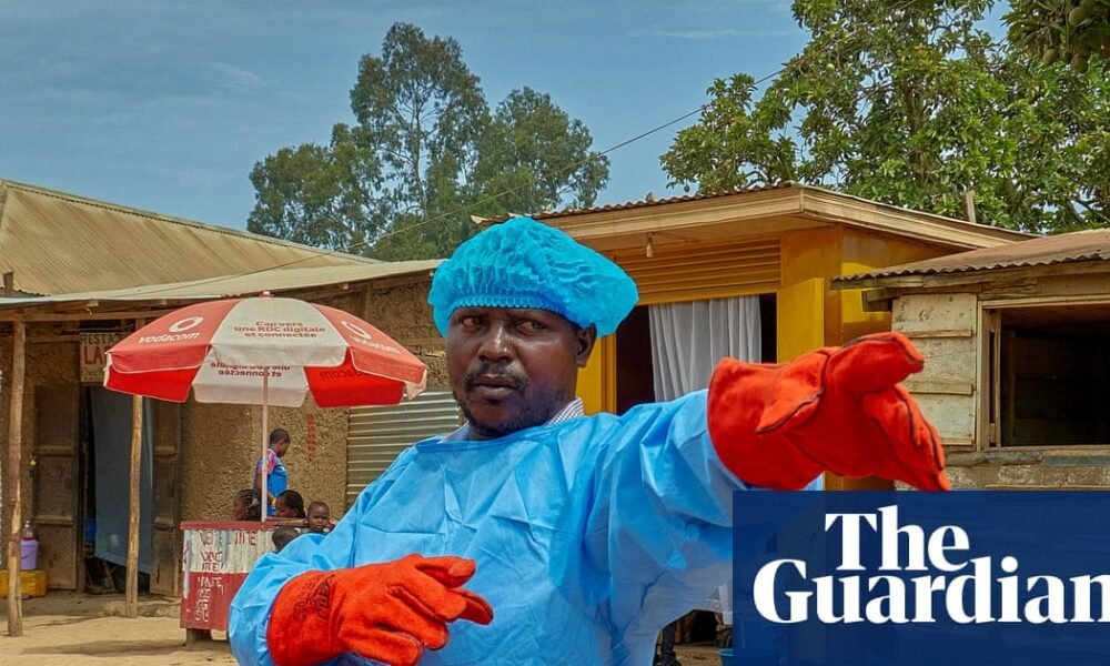 Ébola supera 900 — Trabajadores de la salud en la República Democrática del Congo enfrentan el brote de Ébola, mientras los casos sospechosos superan los 900. Foto de: The Guardian