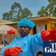 Ébola supera 900 — Trabajadores de la salud en la República Democrática del Congo enfrentan el brote de Ébola, mientras los casos sospechosos superan los 900. Foto de: The Guardian
