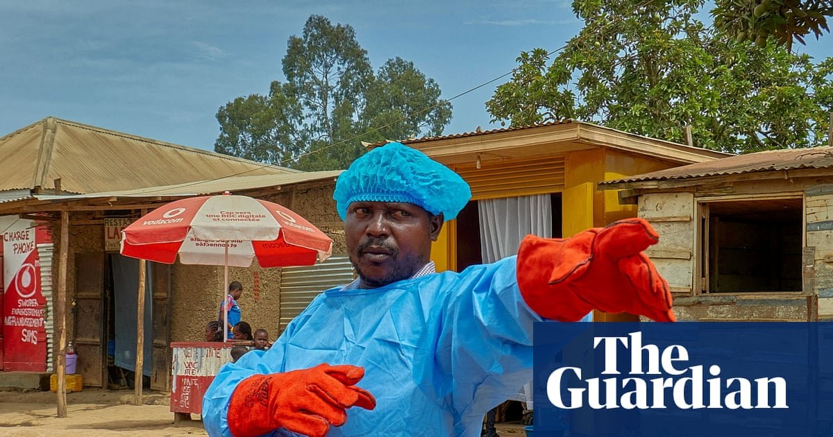 Ébola supera 900 — Trabajadores de la salud en la República Democrática del Congo enfrentan el brote de Ébola, mientras los casos sospechosos superan los 900. Foto de: The Guardian