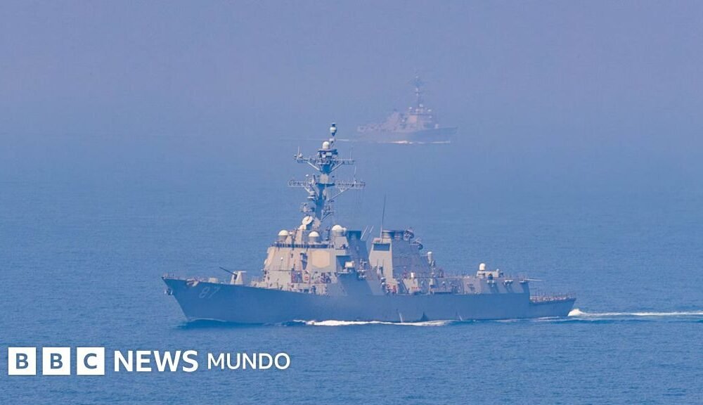 instalaciones militares — El Comando Central de EE.UU. dijo que protege a los buques de guerra de su país que transitan por el estrecho de Ormuz.