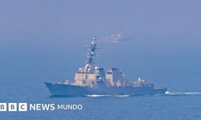 instalaciones militares — El Comando Central de EE.UU. dijo que protege a los buques de guerra de su país que transitan por el estrecho de Ormuz.