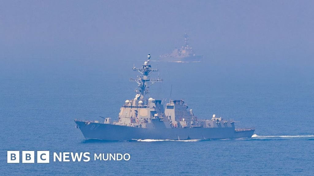 instalaciones militares — El Comando Central de EE.UU. dijo que protege a los buques de guerra de su país que transitan por el estrecho de Ormuz.