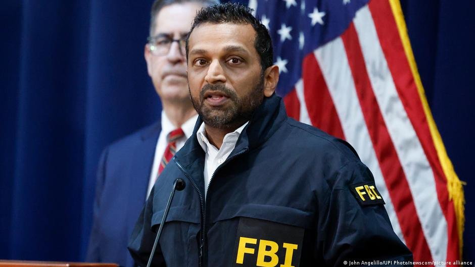 cargos criminales — En la imagen de archivo aparece el director del FBI, Kash Patel, ofreciendo una conferencia de prensa.