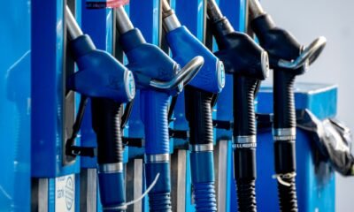 Con la demanda de petróleo disparándose, los Emiratos Árabes Unidos están listos para intervenir con mayores suministros, y precios más bajos en el proceso [Foto: Michael Probst/AP Photo]