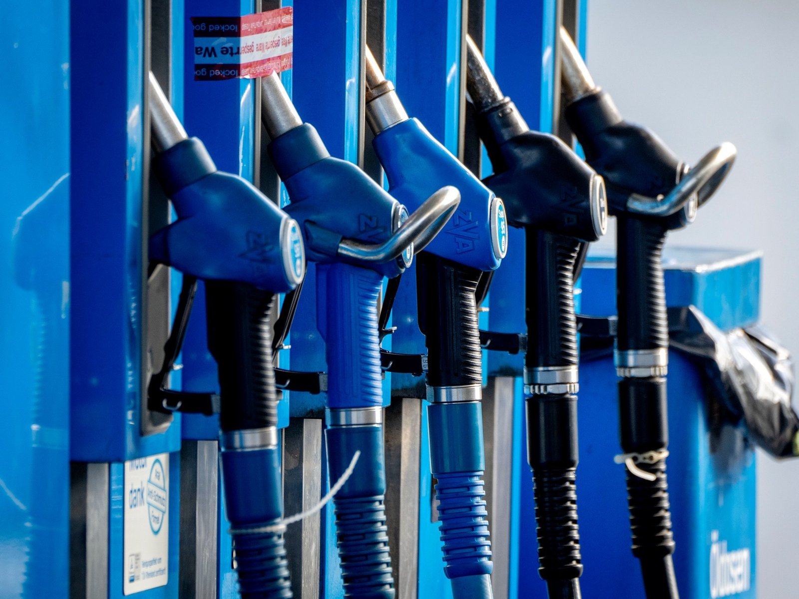 Con la demanda de petróleo disparándose, los Emiratos Árabes Unidos están listos para intervenir con mayores suministros, y precios más bajos en el proceso [Foto: Michael Probst/AP Photo]