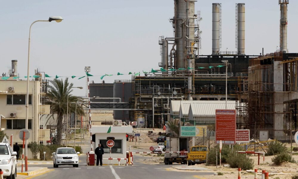 enfrentamientos armados — Libya’s largest oil refinery halts operations during fighting