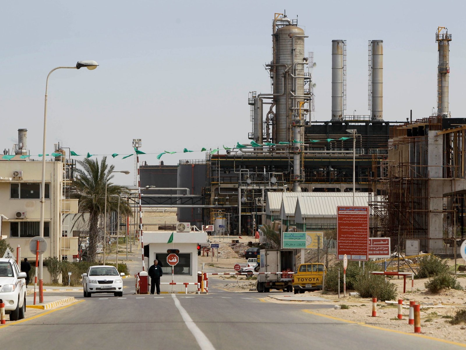 enfrentamientos armados — Libya’s largest oil refinery halts operations during fighting