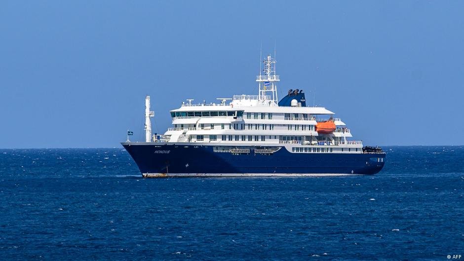 España permiso atracar — El MV Hondius permanece anclado frente a la costa de Cabo Verde Foto: AFP
