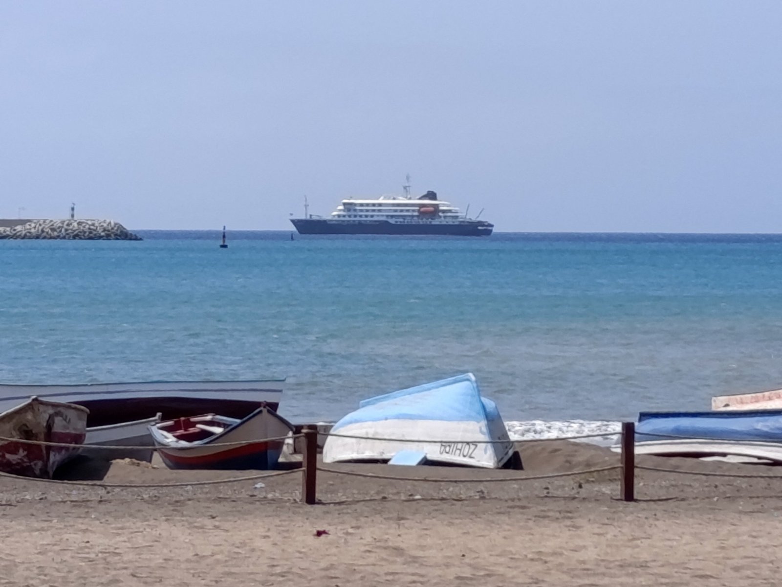 España permite atracar — Tres muertos en un supuesto brote de hantavirus en un crucero del Atlántico