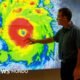 Especialistas monitorean — Un funcionario de meteorología de EE.UU. señala un gráfico de un huracán. Tomada por: BBC Mundo
