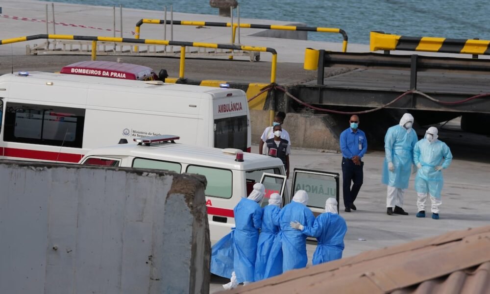contagio social — Personal sanitario equipado con material de protección evacúa a pacientes del crucero 'MV Hondius' en un puerto de Praia, Cabo Verde, el miércoles 6 de mayo de 2026. Foto: Misper Apawu (AP)