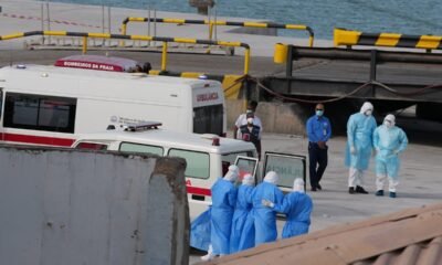 contagio social — Personal sanitario equipado con material de protección evacúa a pacientes del crucero 'MV Hondius' en un puerto de Praia, Cabo Verde, el miércoles 6 de mayo de 2026. Foto: Misper Apawu (AP)