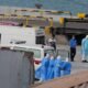 contagio social — Personal sanitario equipado con material de protección evacúa a pacientes del crucero 'MV Hondius' en un puerto de Praia, Cabo Verde, el miércoles 6 de mayo de 2026. Foto: Misper Apawu (AP)