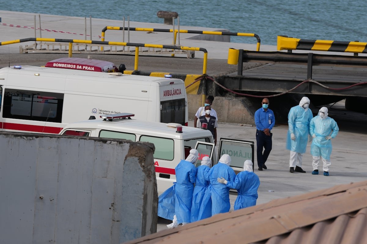 contagio social — Personal sanitario equipado con material de protección evacúa a pacientes del crucero 'MV Hondius' en un puerto de Praia, Cabo Verde, el miércoles 6 de mayo de 2026. Foto: Misper Apawu (AP)