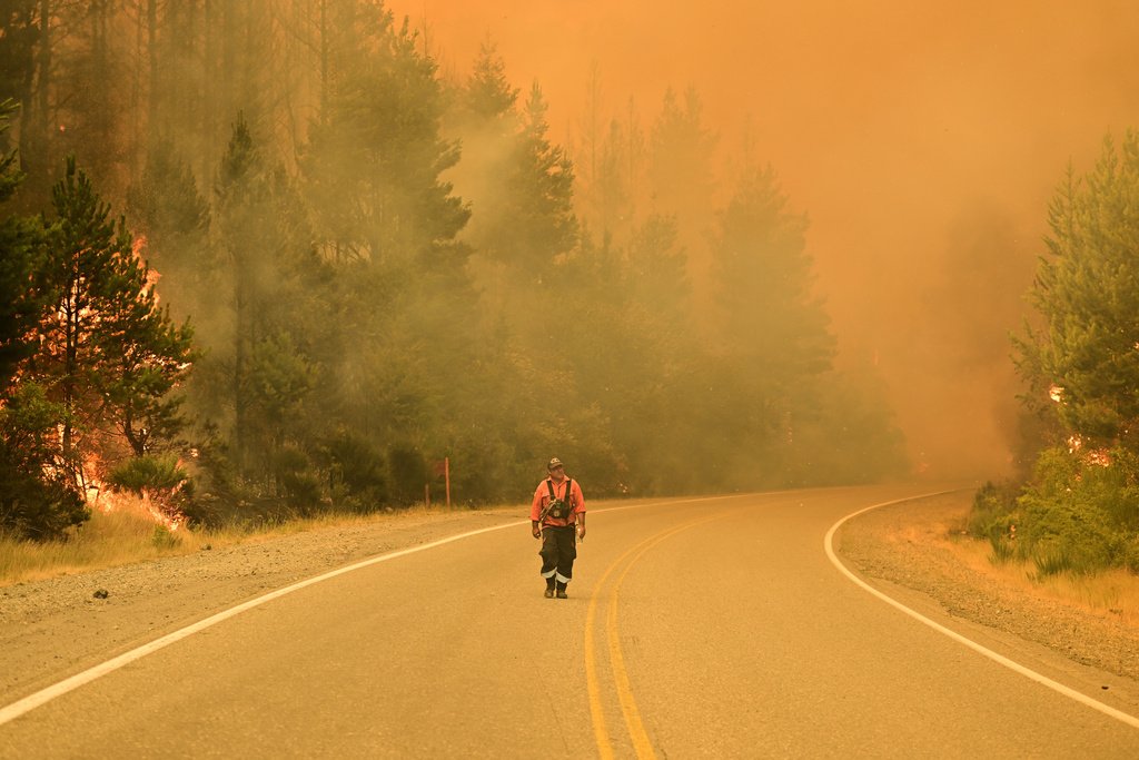 Expertos advierten — El humo visible en el bosque ilustra la amenaza de incendios y eventos climáticos extremos que advierten los científicos. Foto de: Mongabay Perú