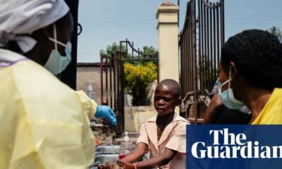 brote ébola RDC Uganda — Imagen de la cobertura sobre Infectious diseases such as hantavirus and Ebola becoming more frequent and dama. Foto de: The Guardian