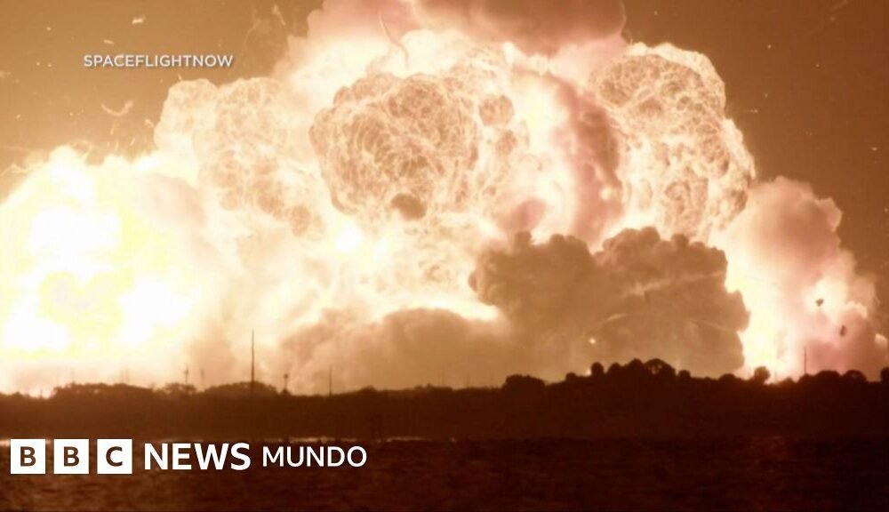 explosión cohete blue origin — Imagen de la cobertura sobre En Video: el momento en el que explota un cohete de Blue Origin que iba a llevar. Foto de: BBC Mundo