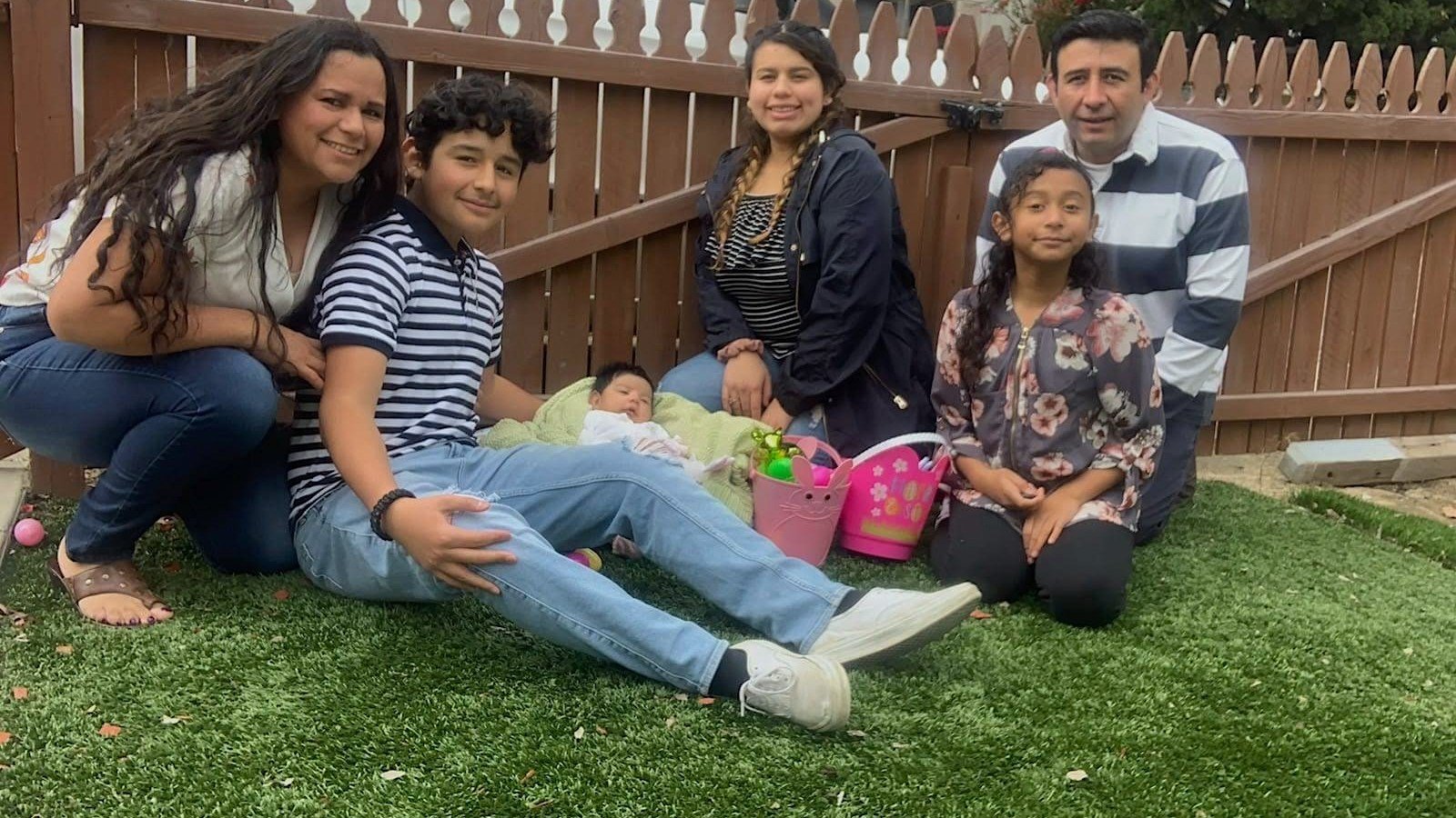 Celeste Rivas Hernández — Rivas Hernández familia de izquierda a derecha: mamá Mercedes, hermanos mayores Matthew y Jennifer, Celeste (10 años), y papá Jesús. Cortesía del Steinfeld Law Firm