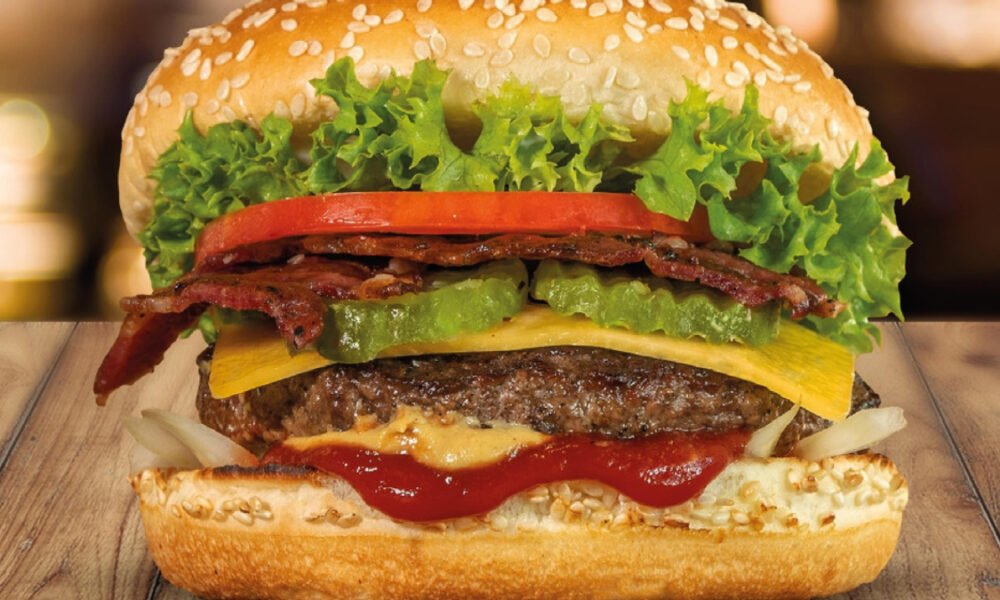 Five Guys — Una hamburguesa con aderezo de tomate y queso, lista para ser disfrutada. Foto de: Marca
