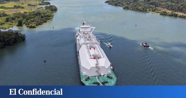 gas natural licuado — Foto de archivo de la vista de dron de un buque de GNL en Panamá (Reuters/Enea Lebrun)