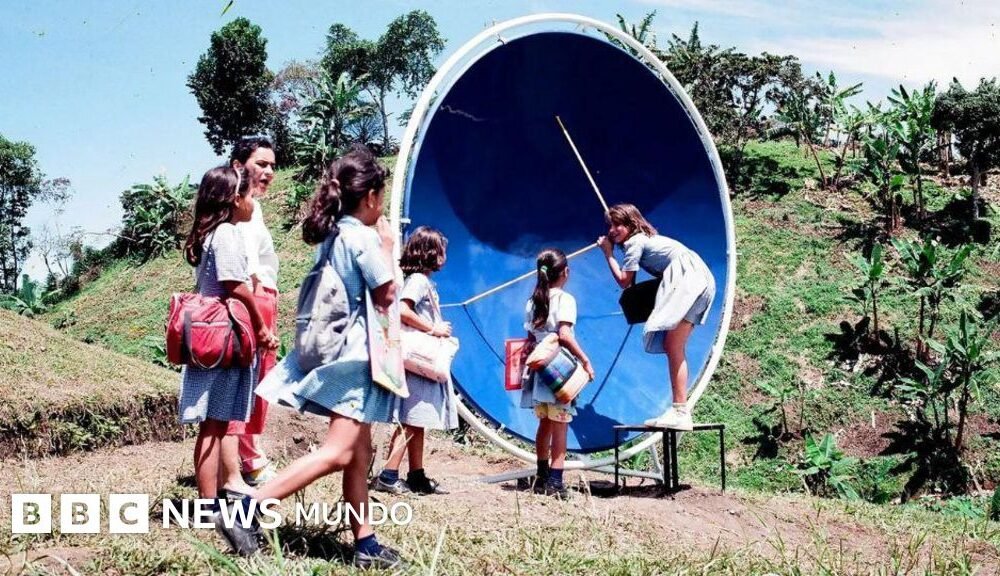 Gaviotas lanza innovadora — En las instalaciones de Gaviotas, el aprendizaje ocurre mediante un enfoque del tipo "trae a tu hijo al trabajo", en el que los coordinadores de grupo enseñan informalmente a los niños sobre silvicultura, agricultura, energías renovables y biocombustibles.