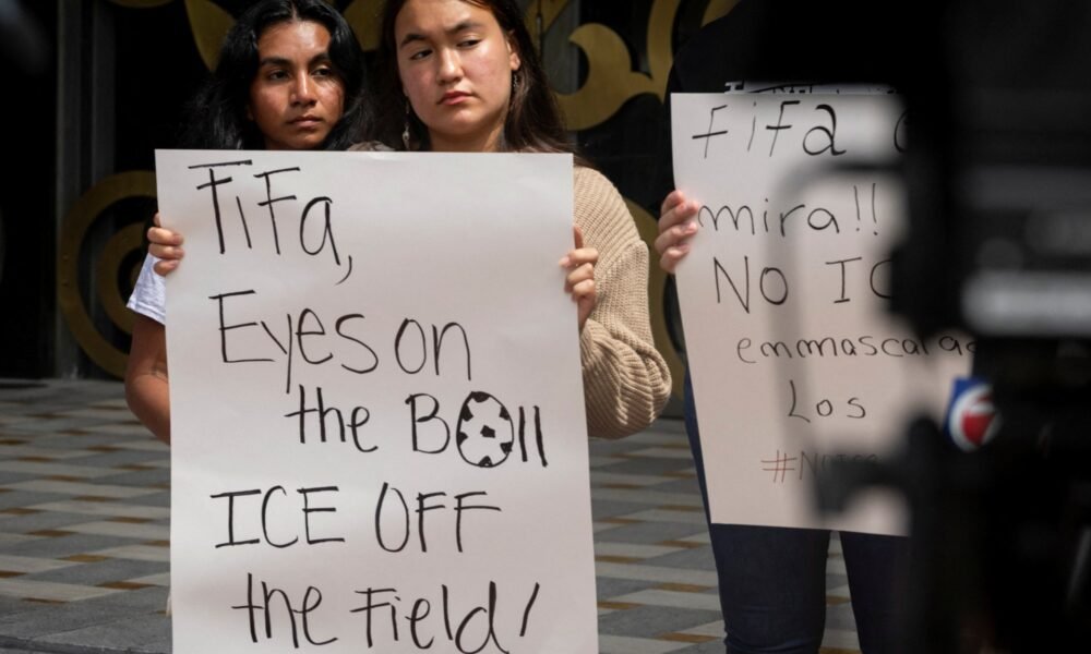 Copa Mundial — Activistas de inmigración protestan frente a las oficinas de FIFA en Florida, exigiendo que se prohíba la presencia de ICE en los eventos del Mundial. Foto de: Marco Bello/Reuters