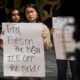 Copa Mundial — Activistas de inmigración protestan frente a las oficinas de FIFA en Florida, exigiendo que se prohíba la presencia de ICE en los eventos del Mundial. Foto de: Marco Bello/Reuters