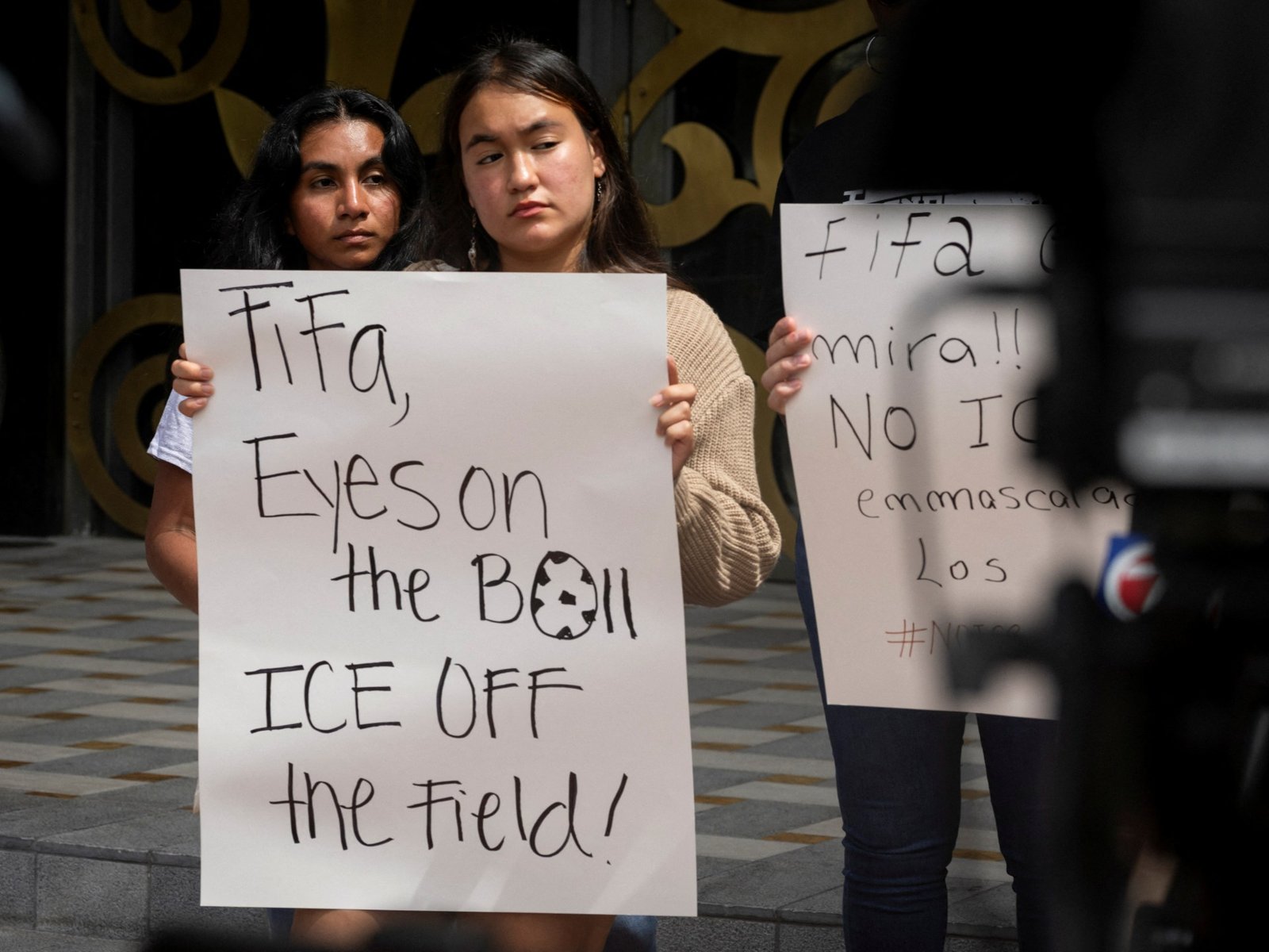 Copa Mundial — Activistas de inmigración protestan frente a las oficinas de FIFA en Florida, exigiendo que se prohíba la presencia de ICE en los eventos del Mundial. Foto de: Marco Bello/Reuters