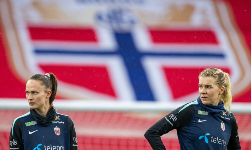 mejores futbolistas — Caroline Graham y Ada Hegerberg durante un entrenamiento con la selección noruega. Foto de: Marca