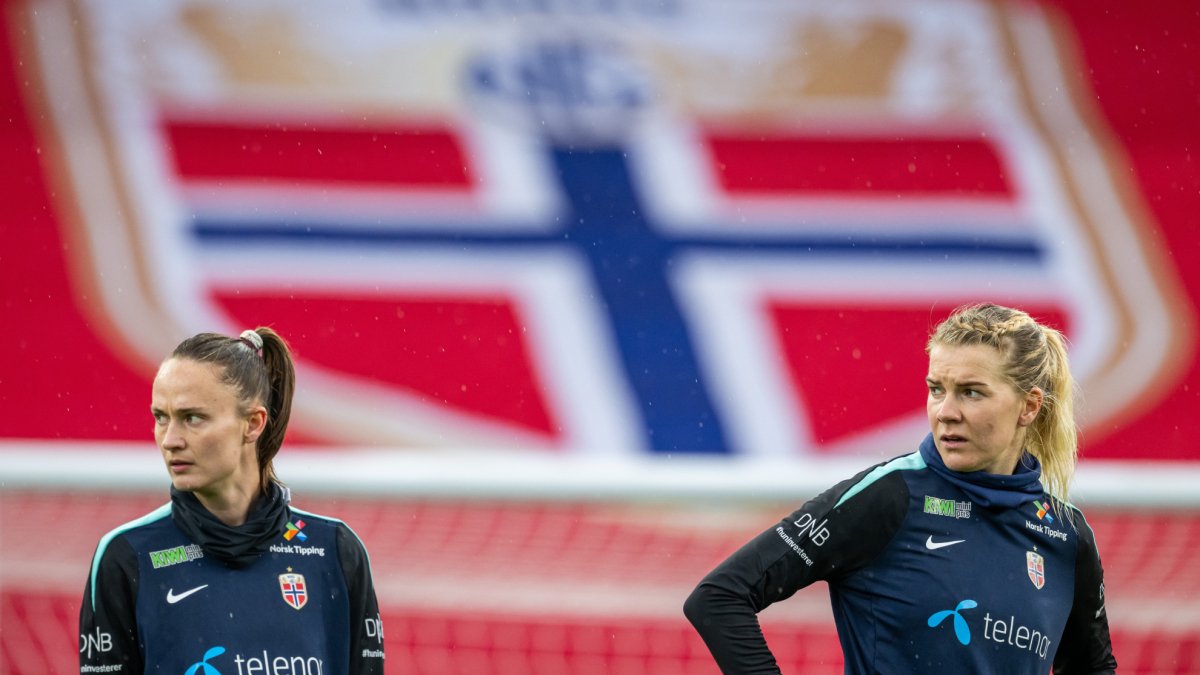 mejores futbolistas — Caroline Graham y Ada Hegerberg durante un entrenamiento con la selección noruega. Foto de: Marca