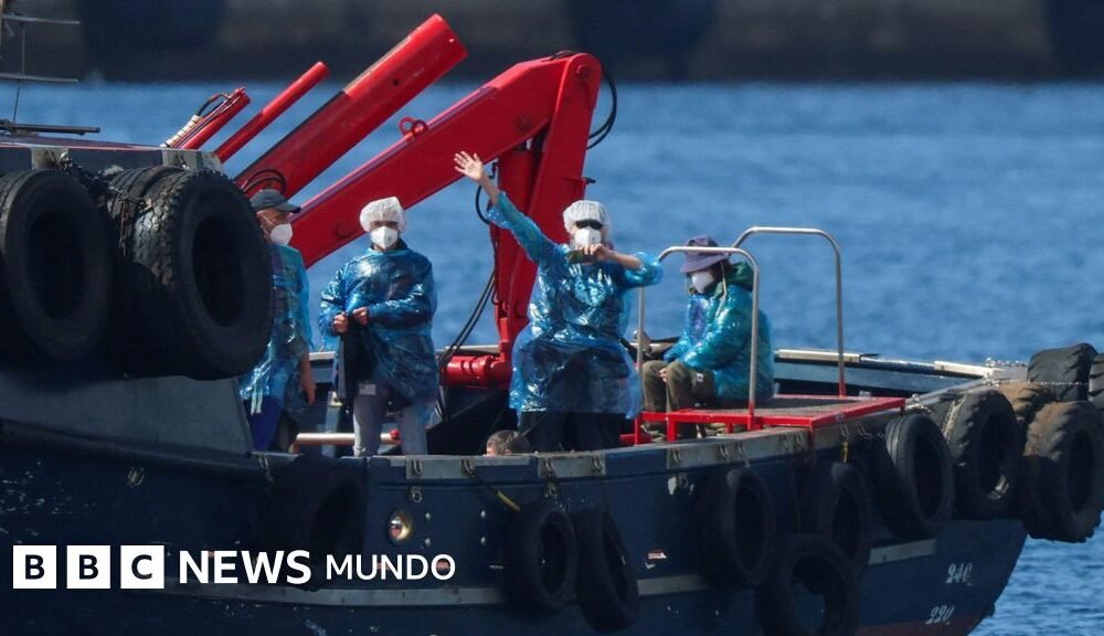 Hondius afectado — Los primeros pasajeros del crucero siendo evacuados en aguas españolas.