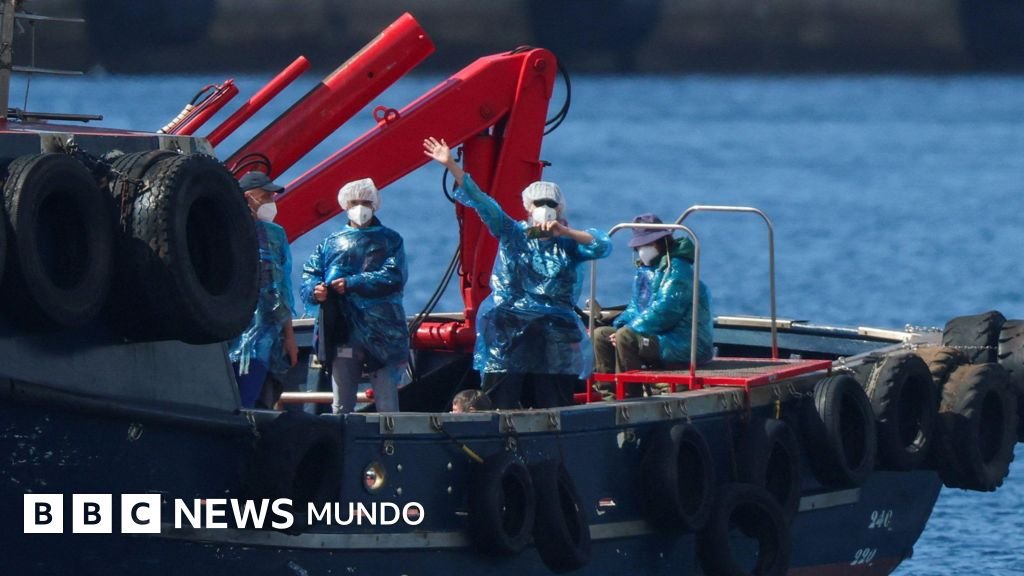 Hondius afectado — Los primeros pasajeros del crucero siendo evacuados en aguas españolas.