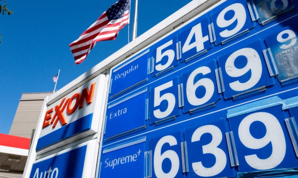 impuesto federal a la gasolina — Trump says he will suspend petrol tax amid soaring US fuel prices